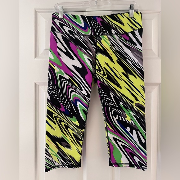 NWT Fabletics neon cropped leggings - Picture 3 of 5